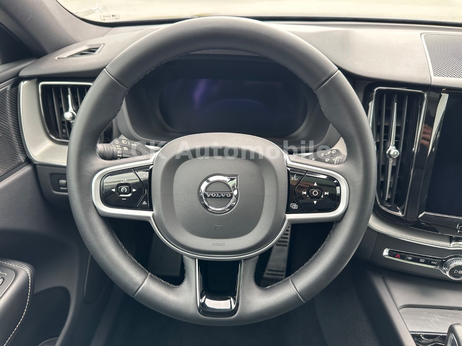 Fahrzeugabbildung Volvo XC60 B4 R Design 2WD/Navi/Pano/Kamera/LED