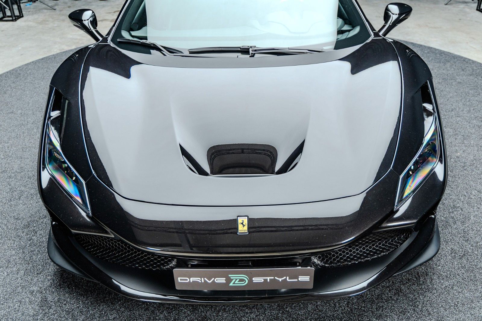 Fahrzeugabbildung Ferrari F8 Spider + Nero Daytona + Carbon + Lift + Garan