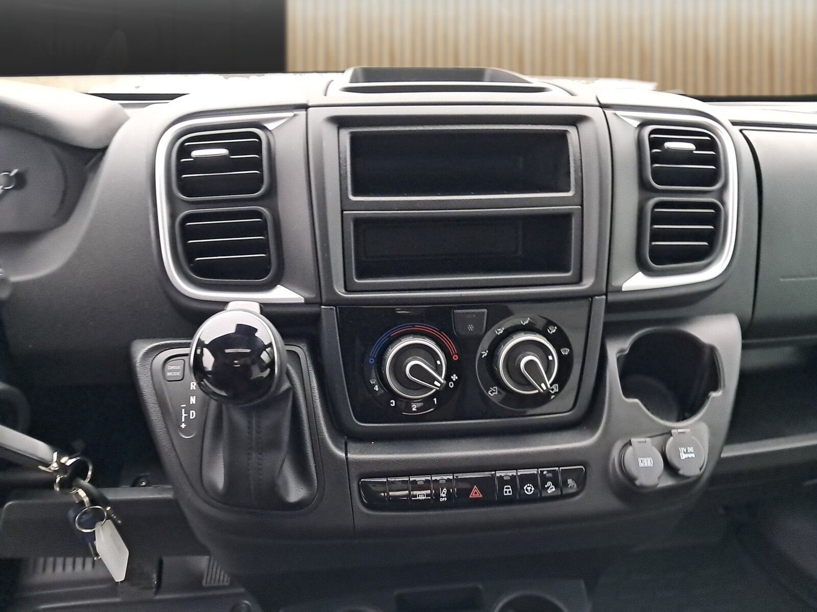 Fahrzeugabbildung Sunlight Adventure T 68C Automatik, Dörr Edition, TV