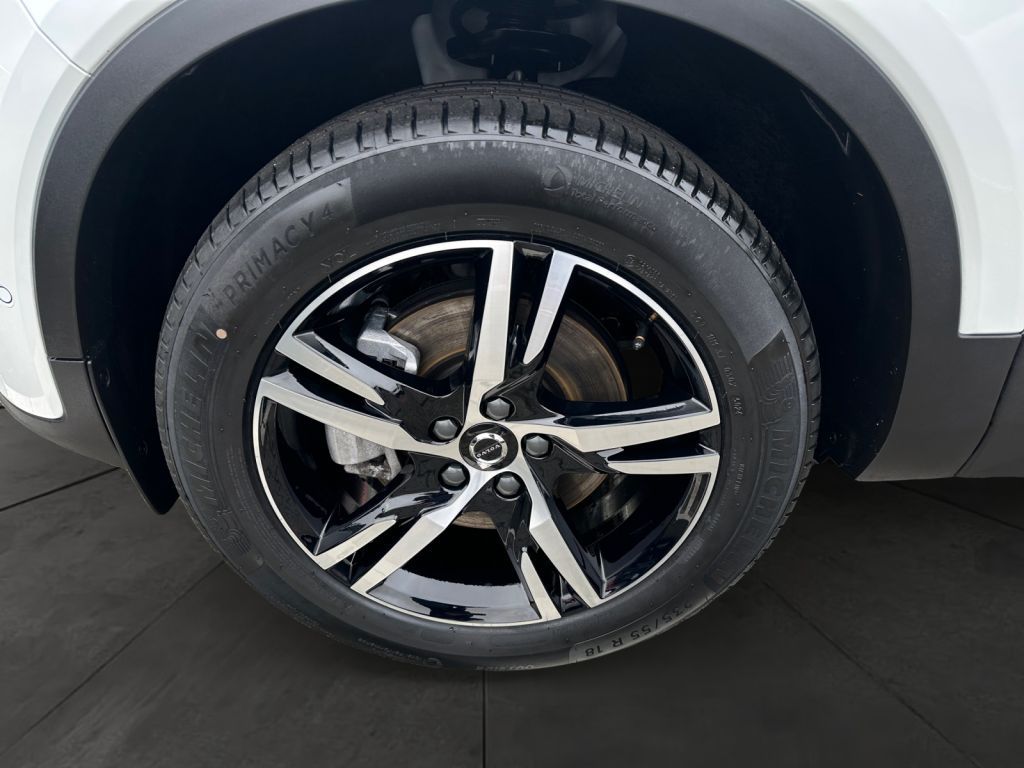 VOLVO XC40 B3 B DKG Plus Dark 360° Business-Paket Fron VOLVO XC40 B3 B DKG Plus Dark 360° Business-Paket Fron