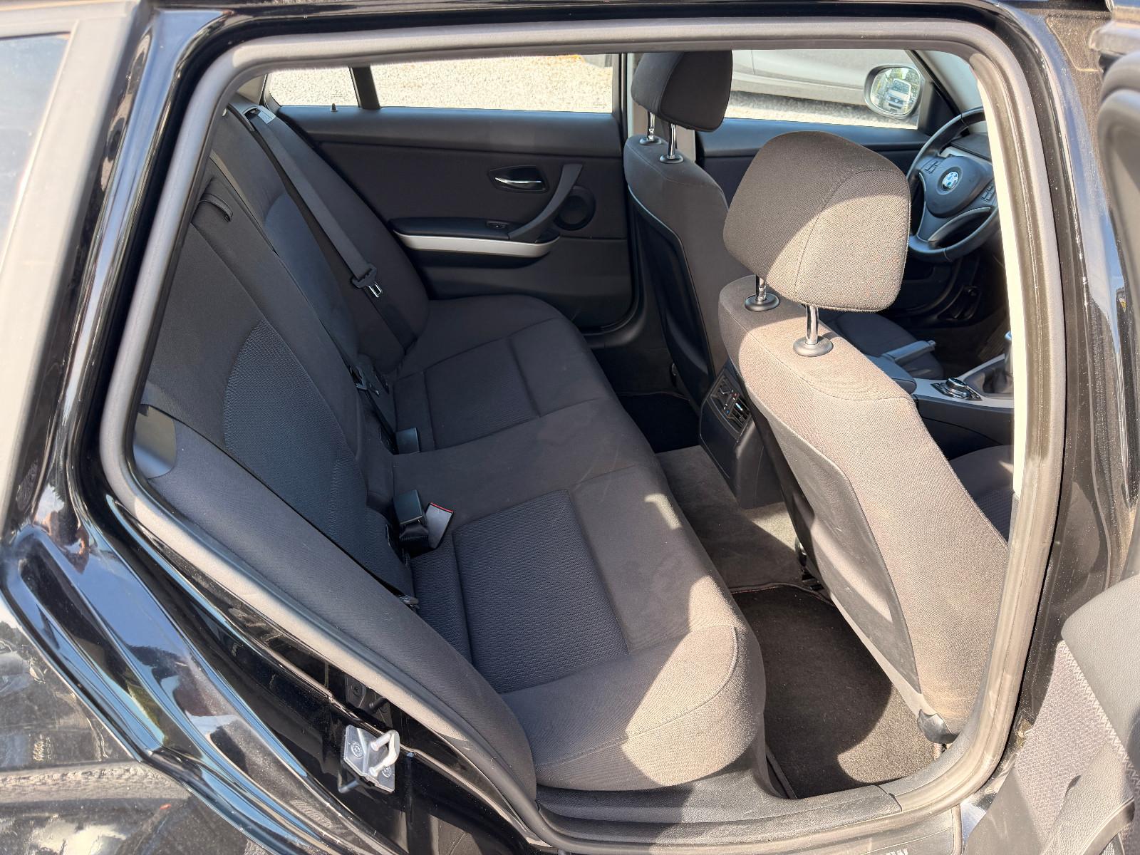 BMW 318 2011 — photo 14