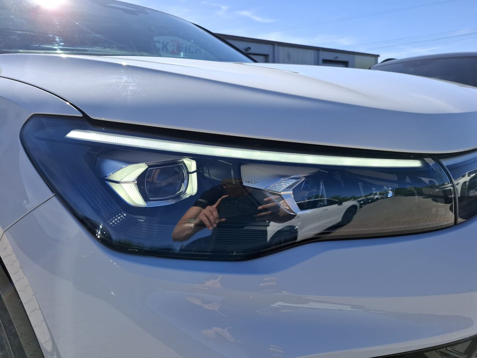 Fahrzeugabbildung Volkswagen Tiguan 2.0 TDI 4M R-Line BLACK*PAN*HK*AHK*MATRIX