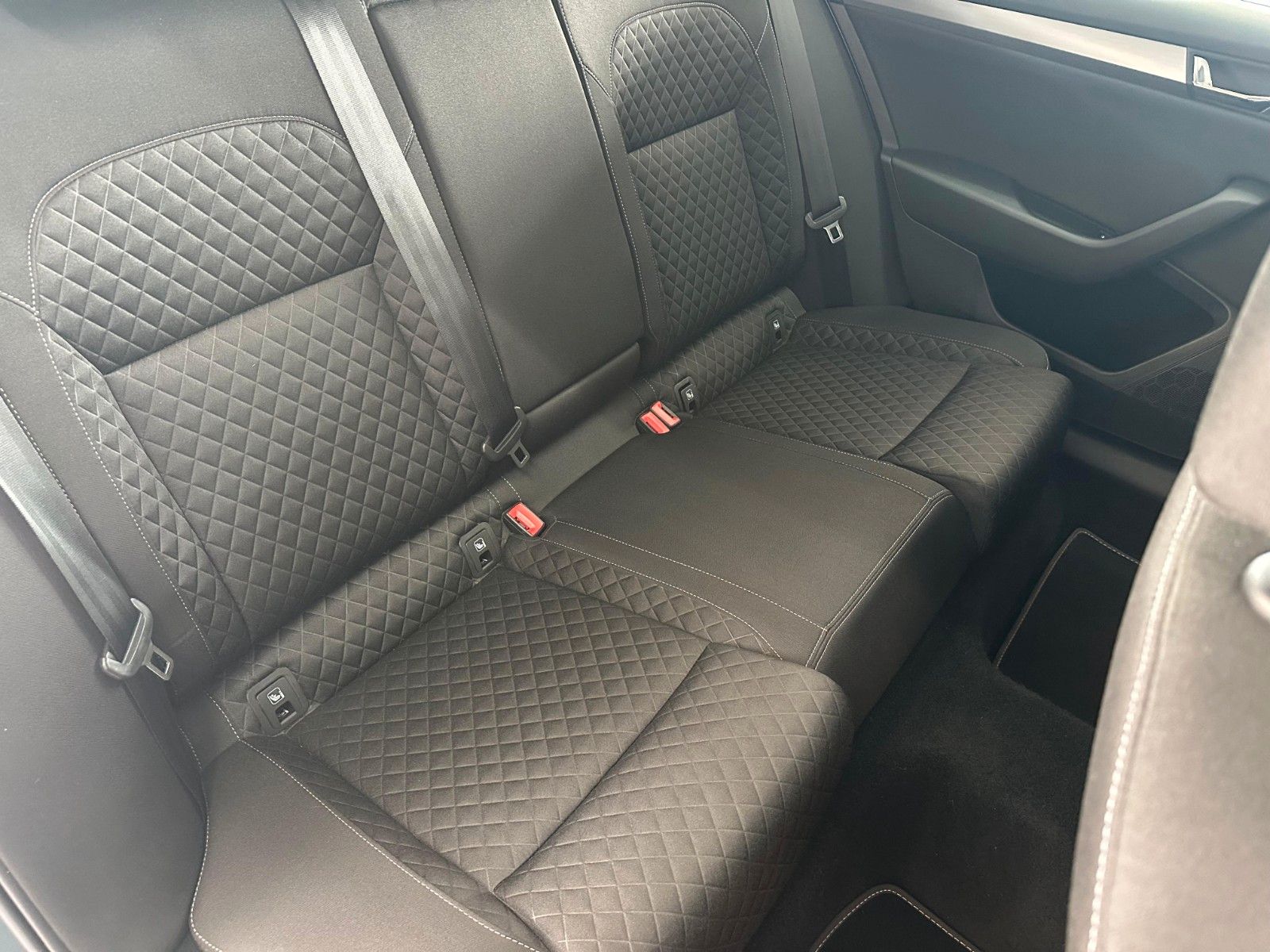Skoda Superb Combi Style 4x4 PDC Tempo SHZ Kamera DAB foto 13