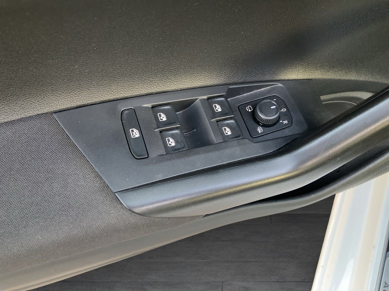 Fahrzeugabbildung Volkswagen Polo TSI Active DSG LED Navi ACC PDC SH