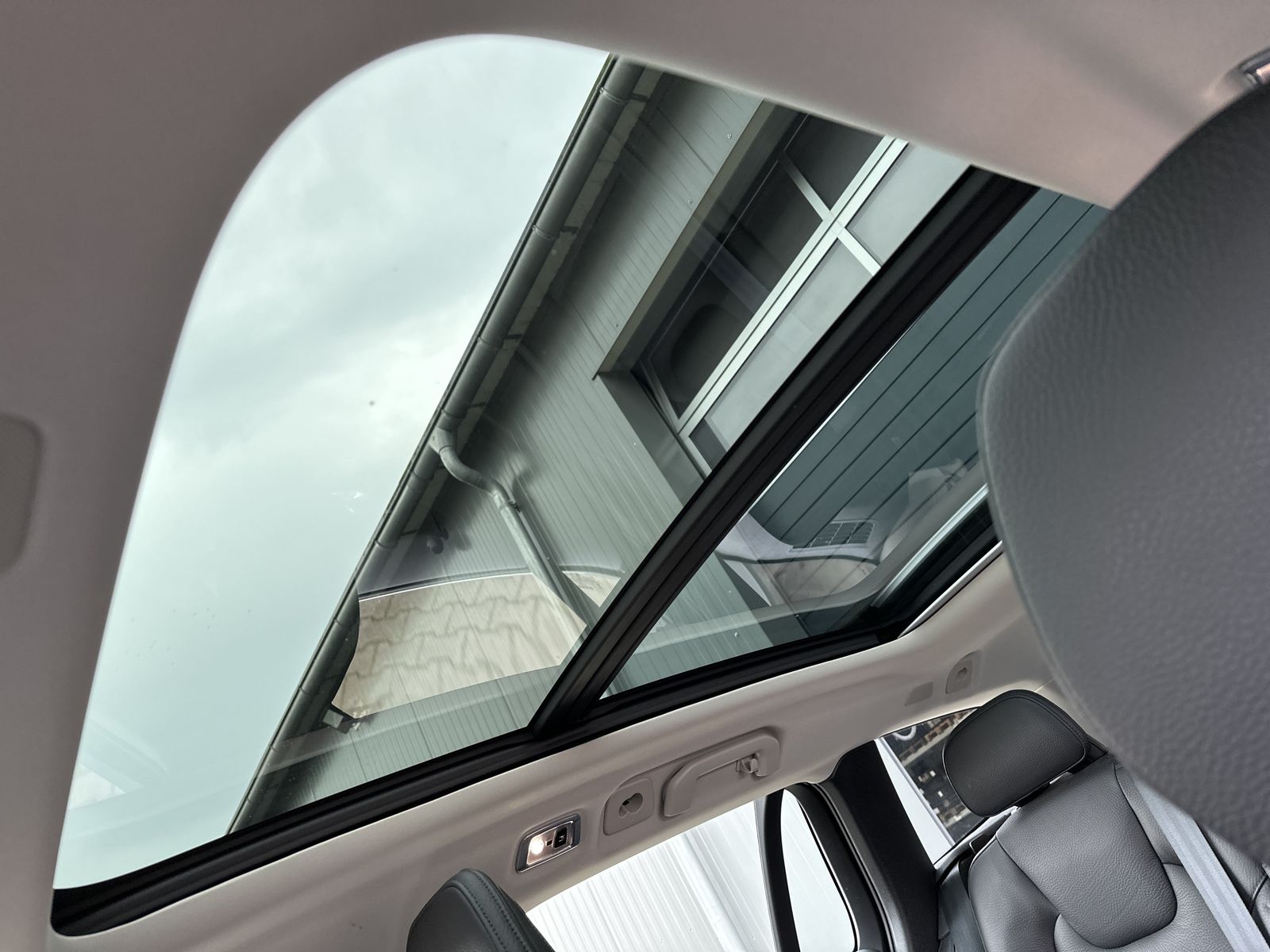 Fahrzeugabbildung Volvo V60 Inscription Plug-In Hybrid AWD NAV+LED+PANO