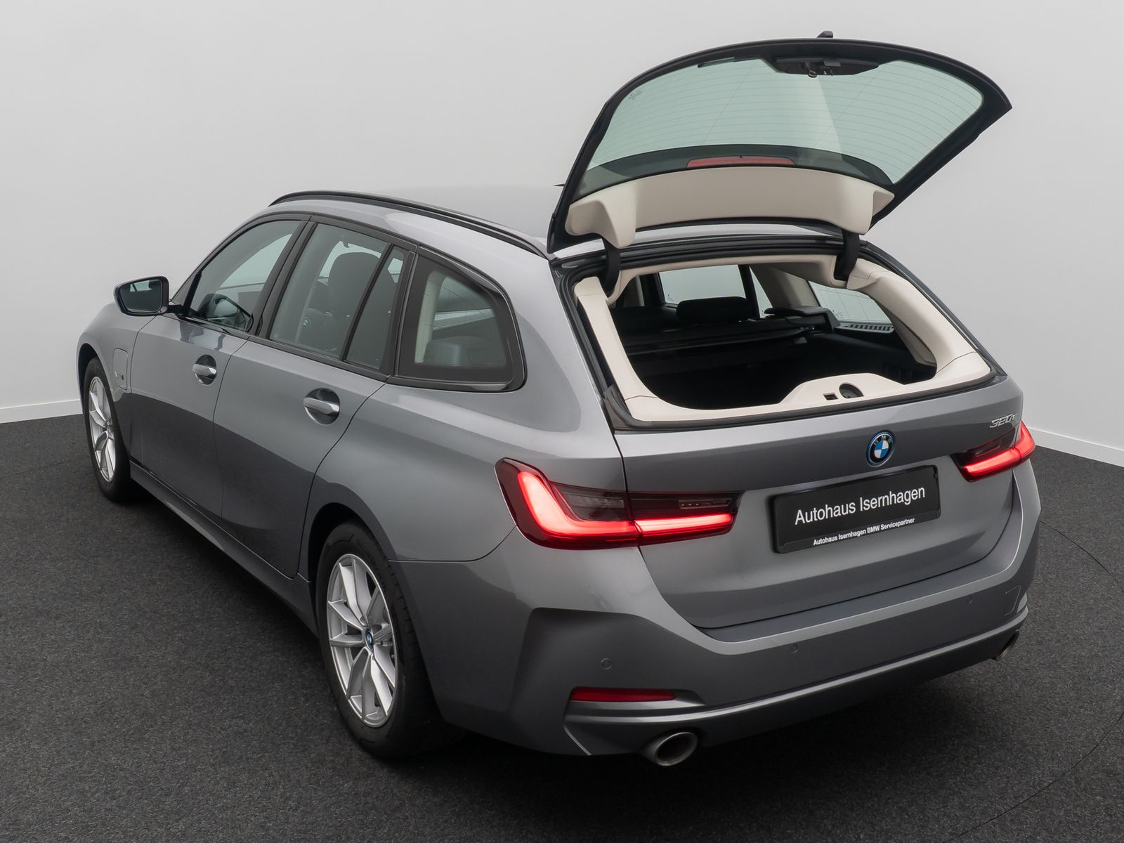 Fahrzeugabbildung BMW 320e AHK Widscreen PDC GeschwndigReg DAB HiFi