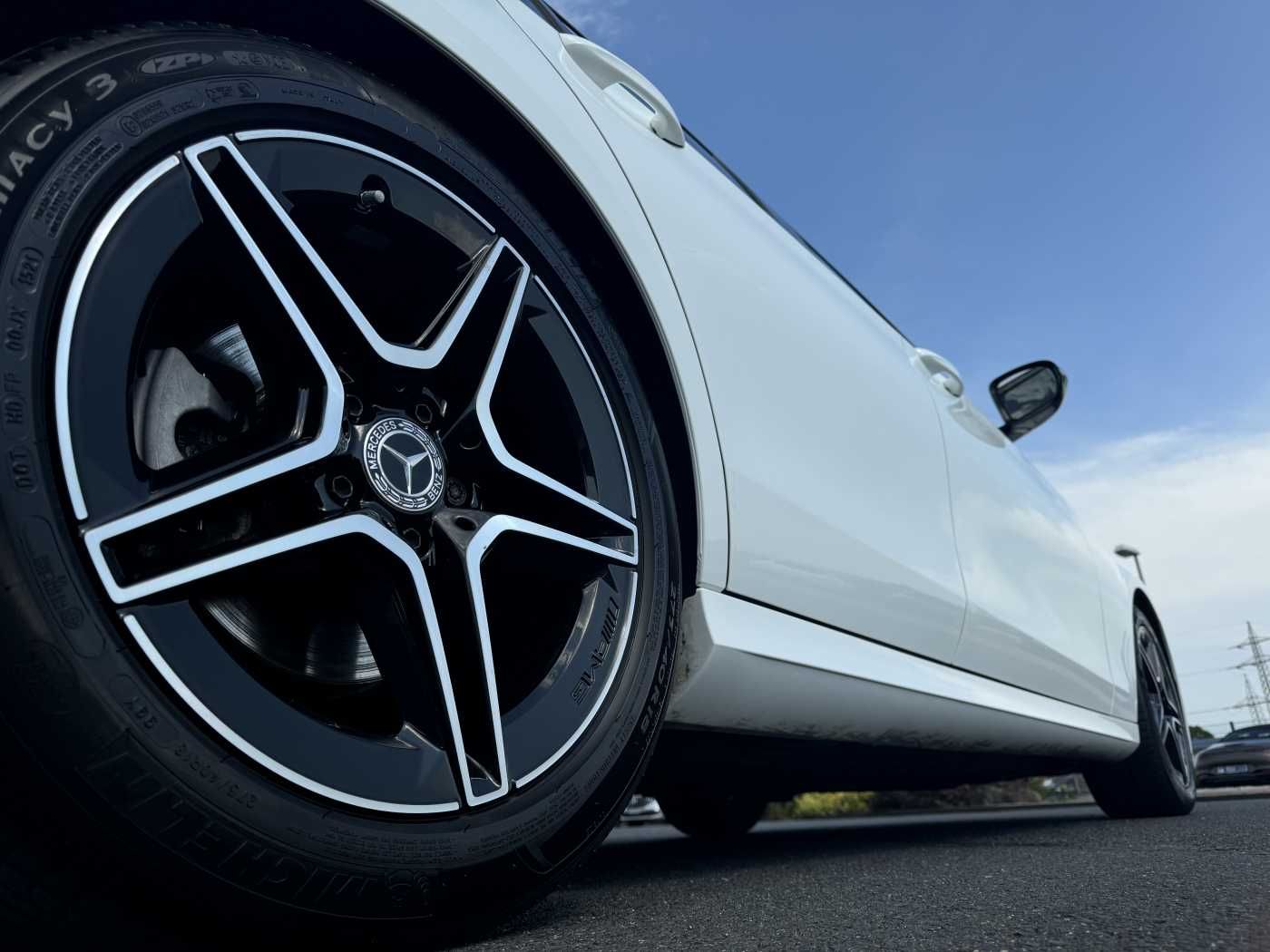 Fahrzeugabbildung Mercedes-Benz E 220d T AMG+Pano+AHK+Night+TotW+ RKamera+Ambien