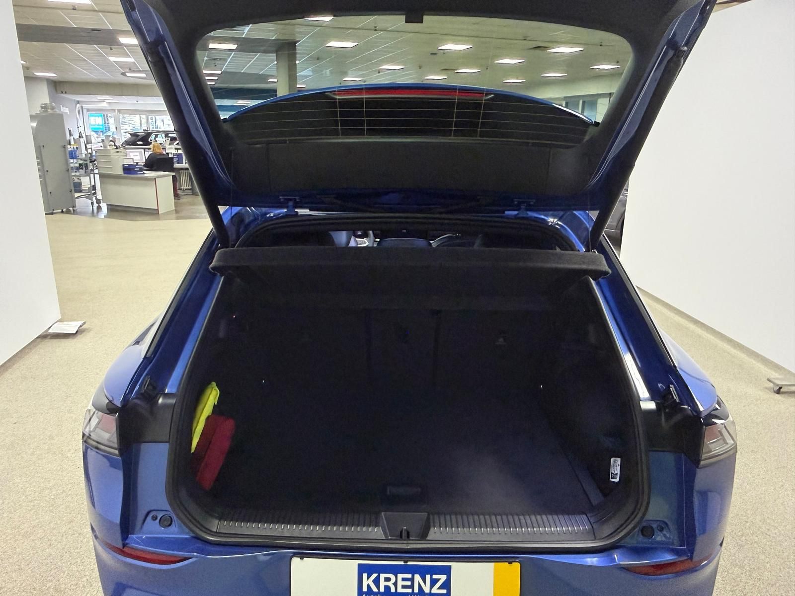 Fahrzeugabbildung Volkswagen T-Roc 1.5 eTSI DSG R-Line+AHK+ACC+TOTWINKEL+RFK+