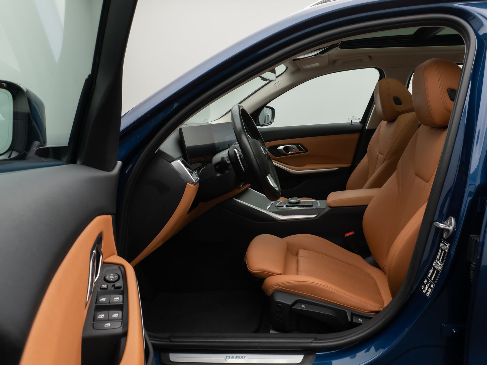 Fahrzeugabbildung BMW 320d xD  Panorama HUD DAB AHK Alarm PDC Sport
