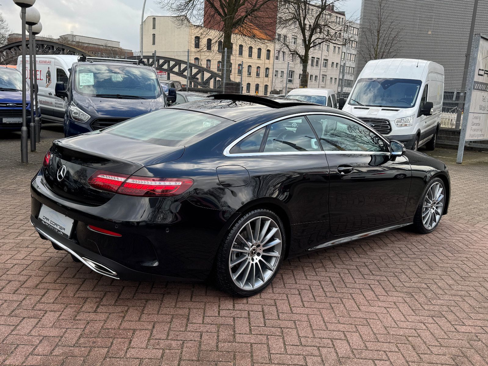 Fahrzeugabbildung Mercedes-Benz E 300 Coupe 9G 2X AMG LINE PANORAMA MBUX 20 ZOLL