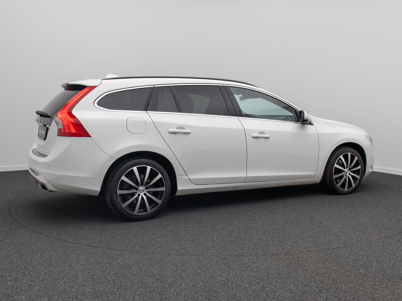 Fahrzeugabbildung Volvo V60 Summum AWD Kamera ACC GSD Memory TotwinkelAs