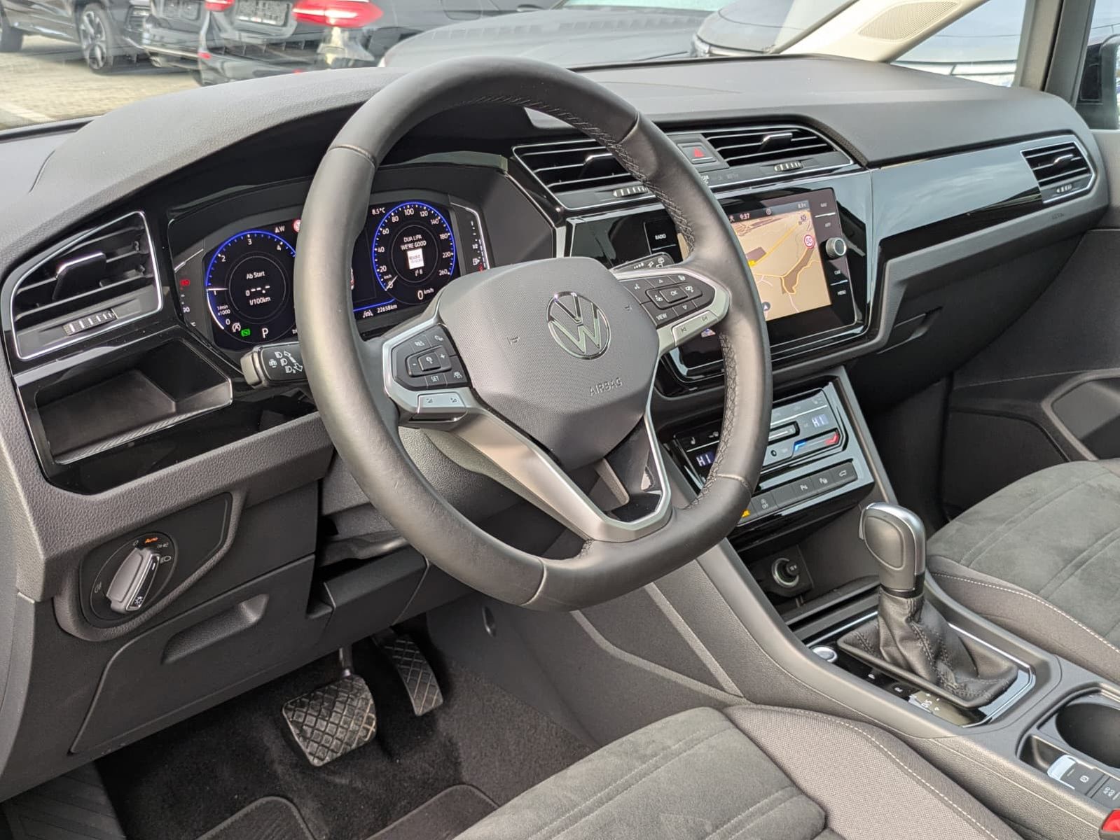 Fahrzeugabbildung Volkswagen Touran 2.0 DSG R-Line High. Pano 7-Si IQ.Dri AHK