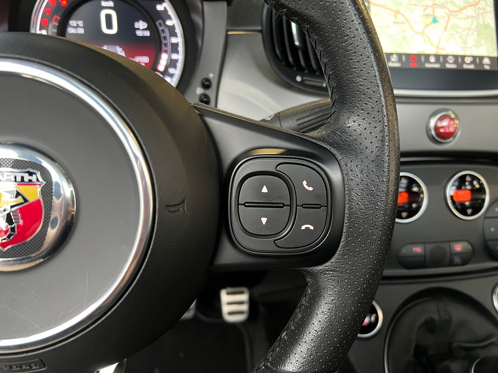 Fahrzeugabbildung Abarth 595C Pista Navi CARPLAY PDC