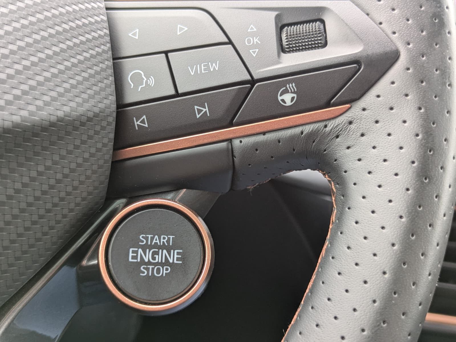 Fahrzeugabbildung CUPRA Formentor 1.5 eTSI PANO*MATRIX*SENNH.*DINAM*360°