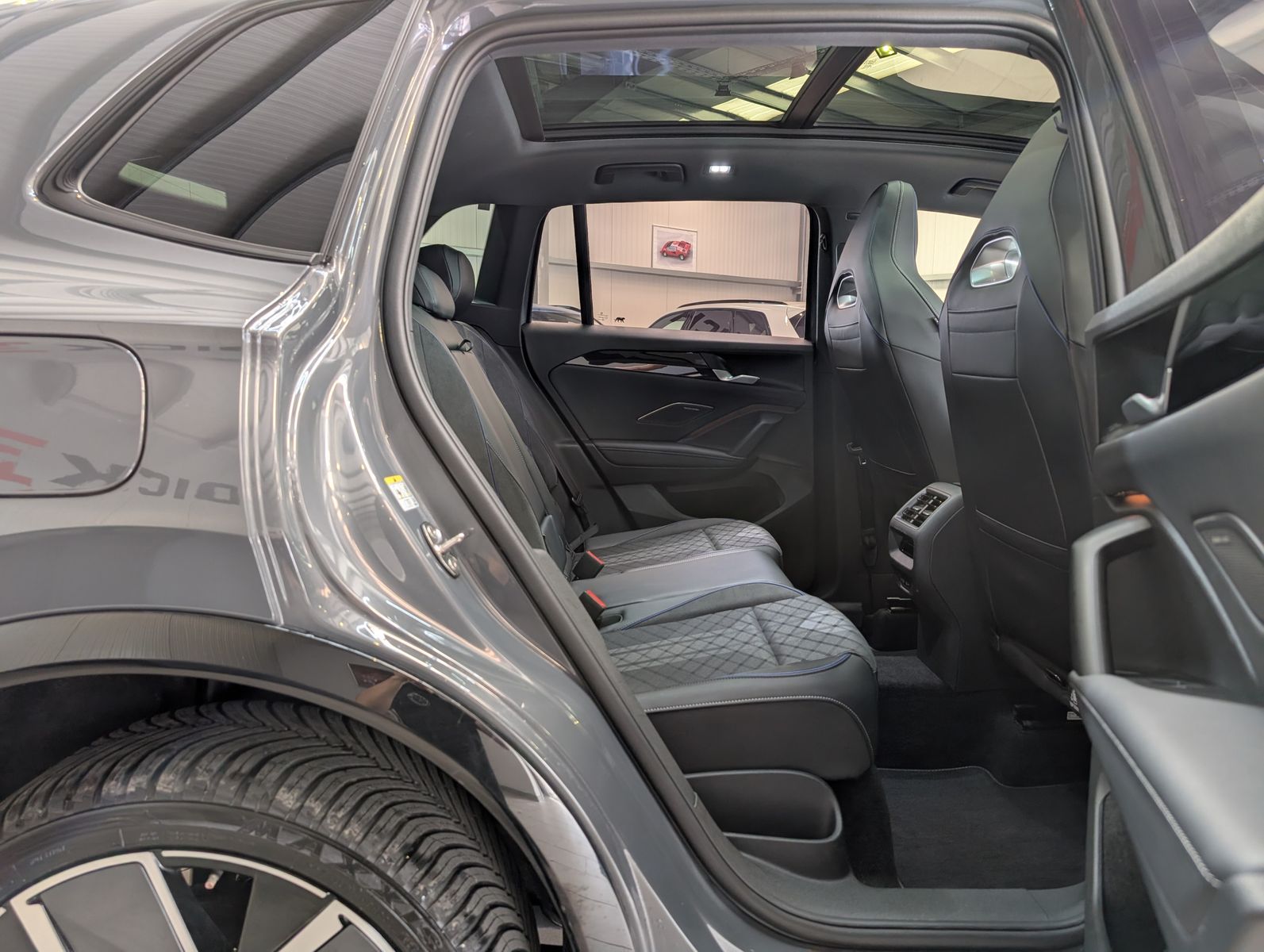 Photo du véhicule Volkswagen Tiguan 2.0TDI R-Line 4M Pano Black AHK Matrix 20