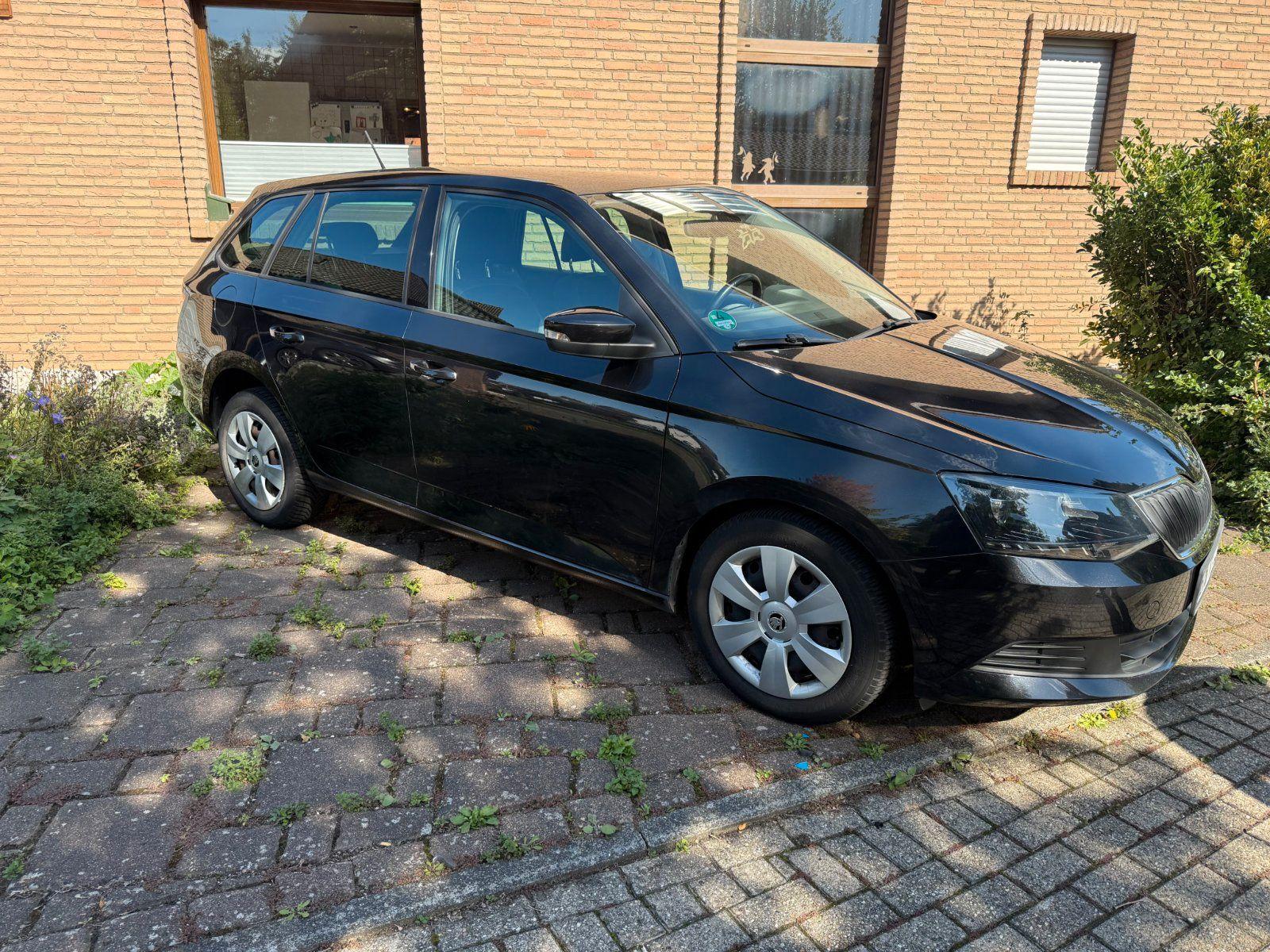 Skoda Fabia 2015 — rear view