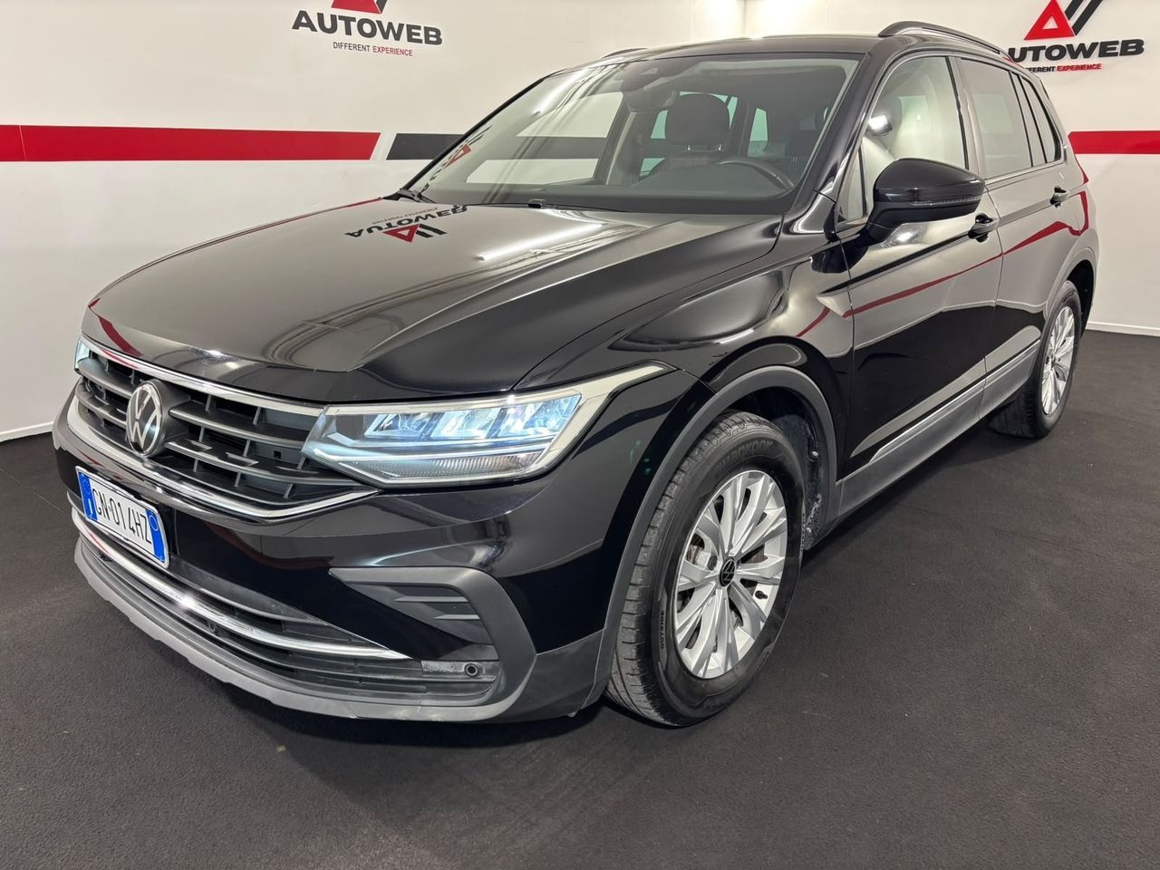 Volkswagen Tiguan - 1