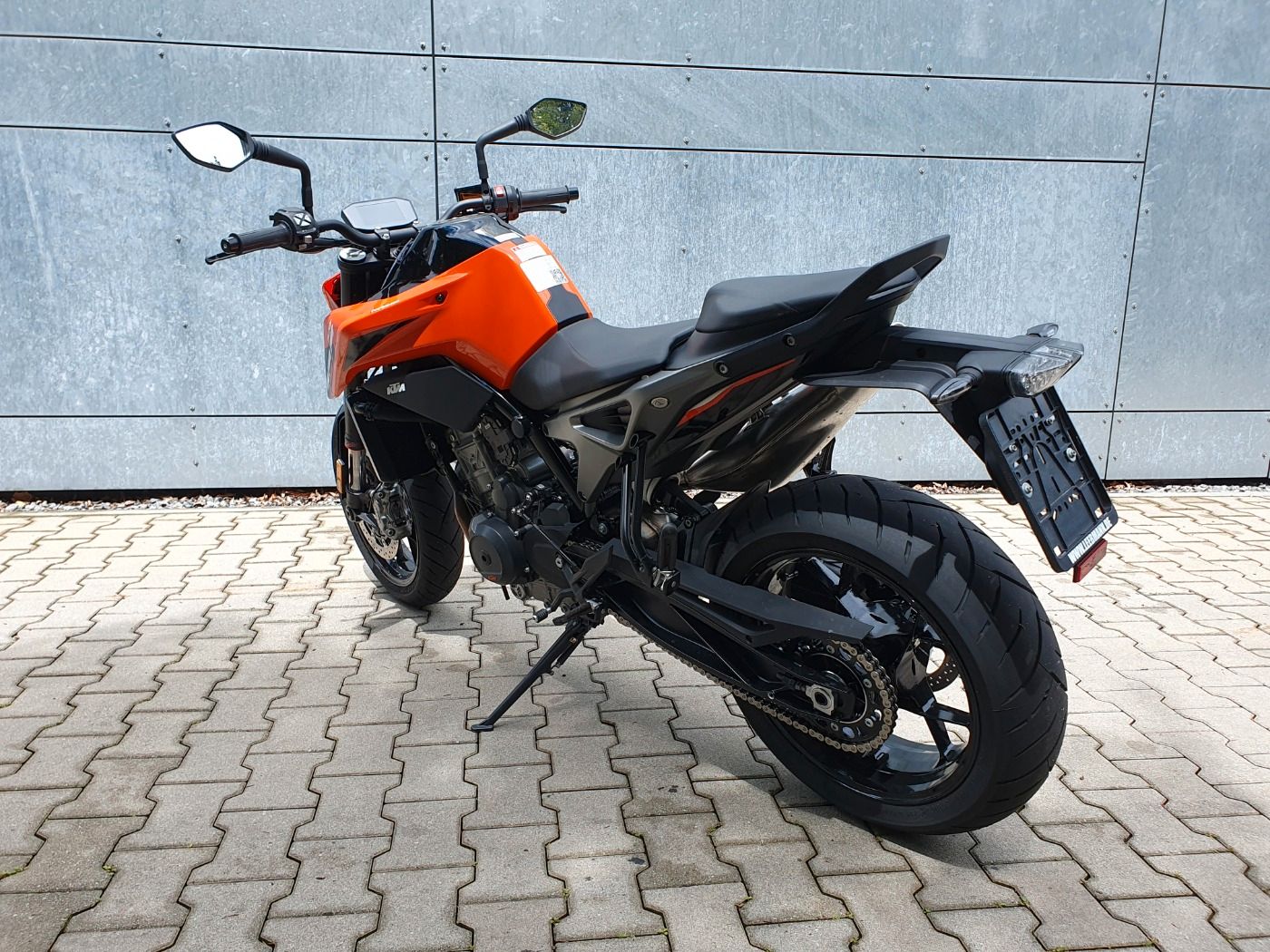 Fahrzeugabbildung KTM 790 Duke Modell 2024 beide Farben lagernd