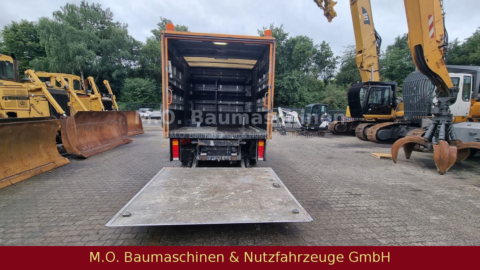 Fahrzeugabbildung MAN LE 8.180 / Doppelkabine / Koffer / Rampe