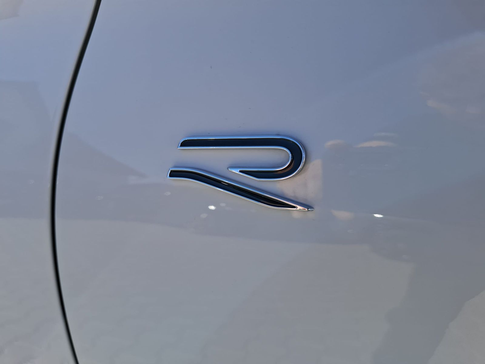 Fahrzeugabbildung Volkswagen Tiguan 2.0 TDI 4M R-Line BLACK*PAN*HK*AHK*MATRIX