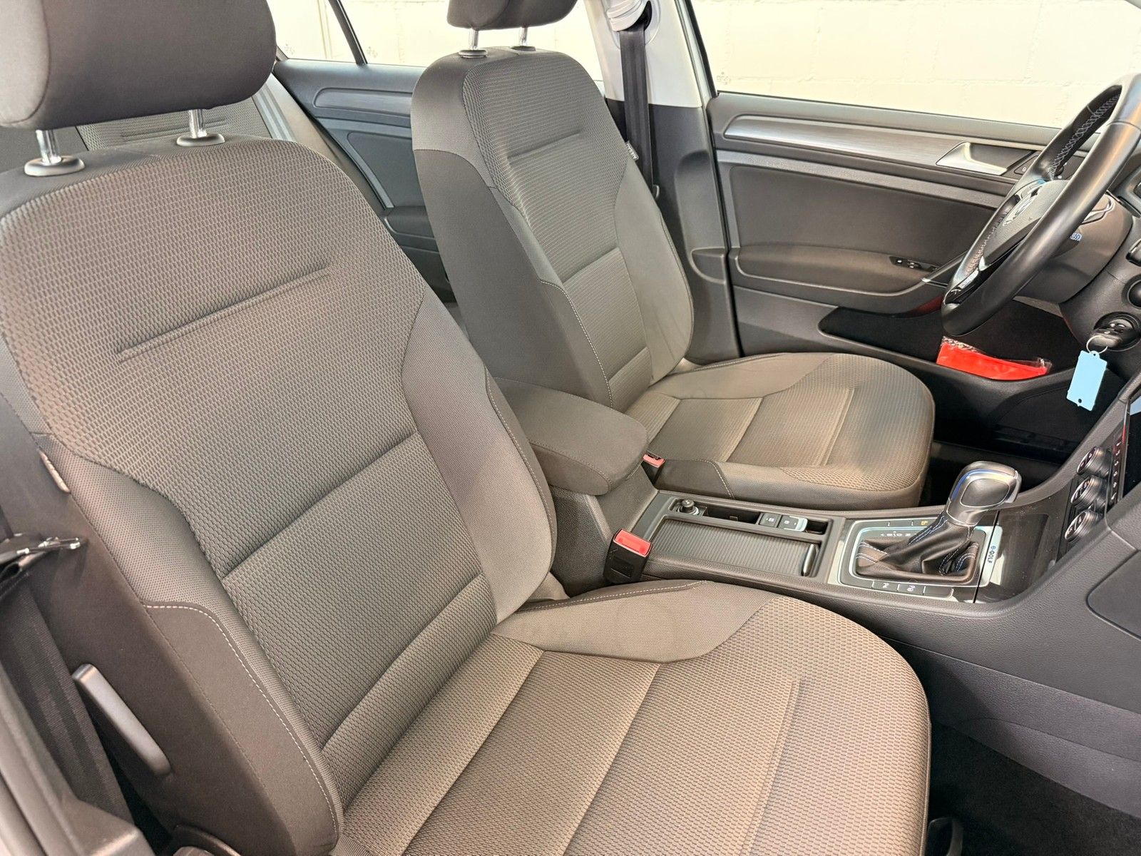 Fahrzeugabbildung Volkswagen e-Golf VII Lim +Wärmepumpe + LED + Spiegel Paket