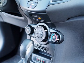 Bild 13 Ford Fiesta 1,0 Automatik Sitz-/Frontscheibenheizung