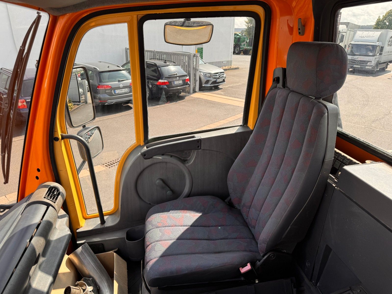 Fahrzeugabbildung Mercedes-Benz Unimog U300 4x4 Vario-Pilot
