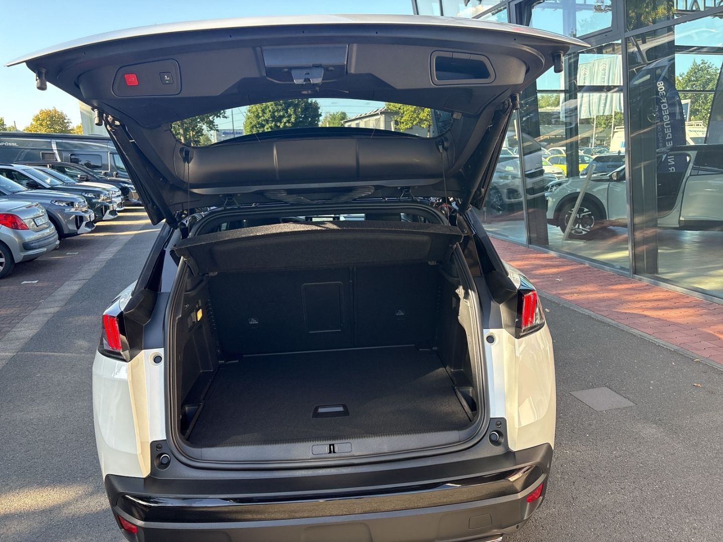 Fahrzeugabbildung Peugeot 3008 GT BlueHDi 130 EAT8 El. Panodach Navi Leder