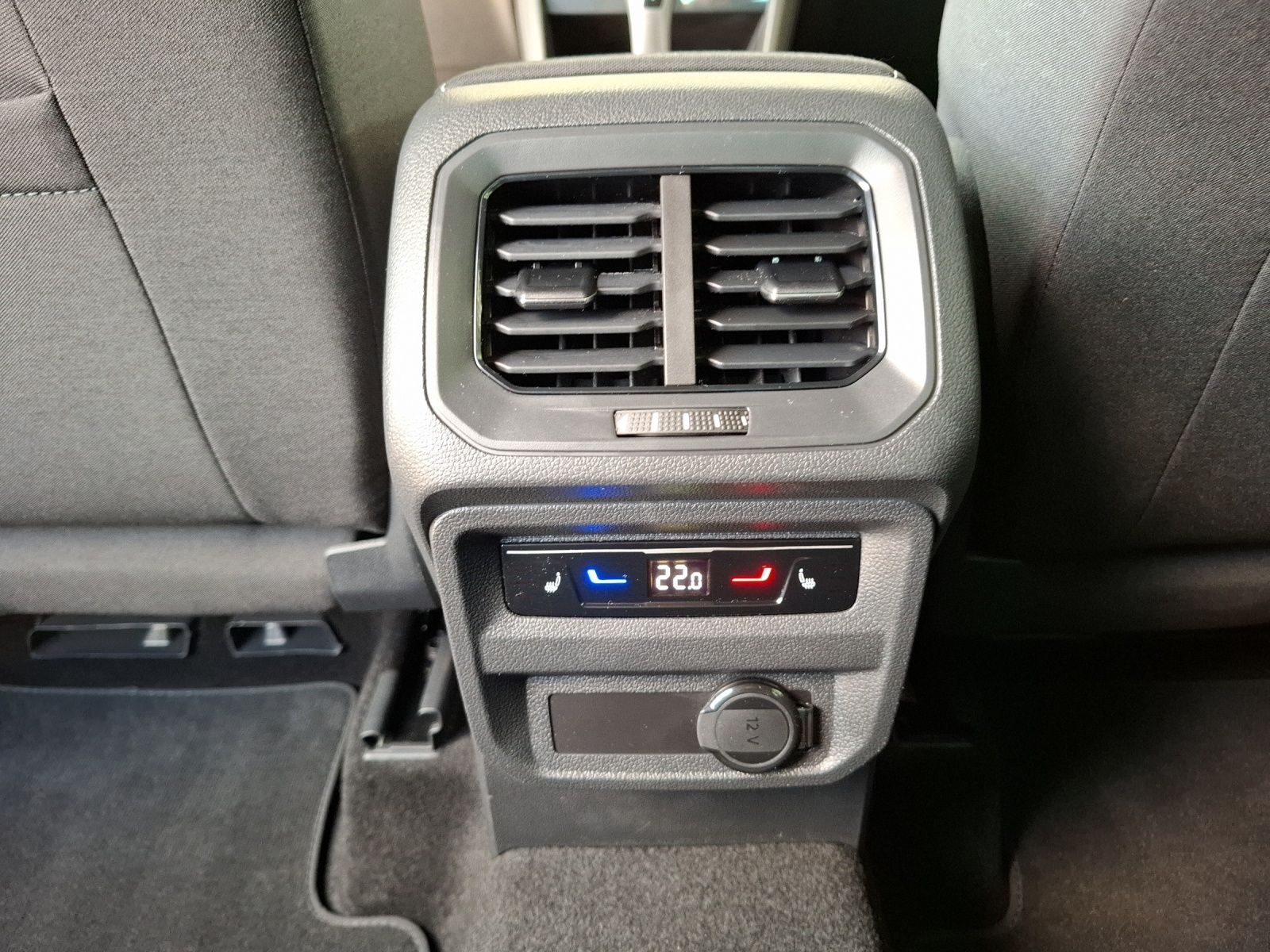 Fahrzeugabbildung Volkswagen Tiguan TDI Move DSG STH Matrix AHK Navi AID ACC