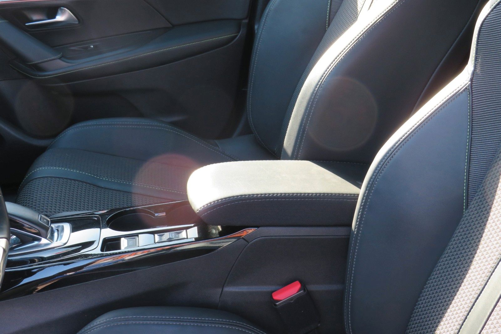 Fahrzeugabbildung Peugeot 2008 GT 8-AUTOMATIK GRA NAVI PDC 1.HAND