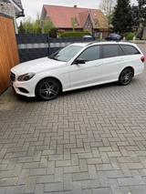Mercedes-Benz E 220 BlueTEC T BlueEFF. Edition Autom.  AMG  - Mercedes-Benz E 220: AMG