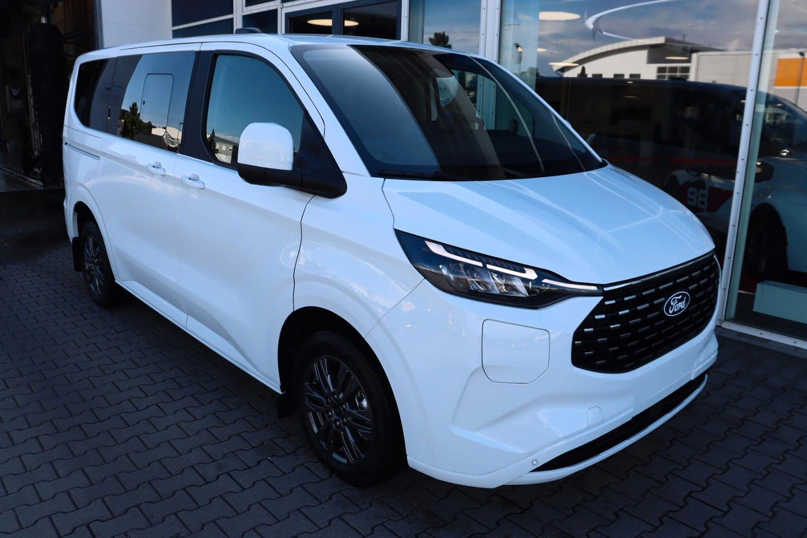 Ford Tourneo Custom Titanium 2.5l PHEV 340L1 0,0% AHK imagem 2