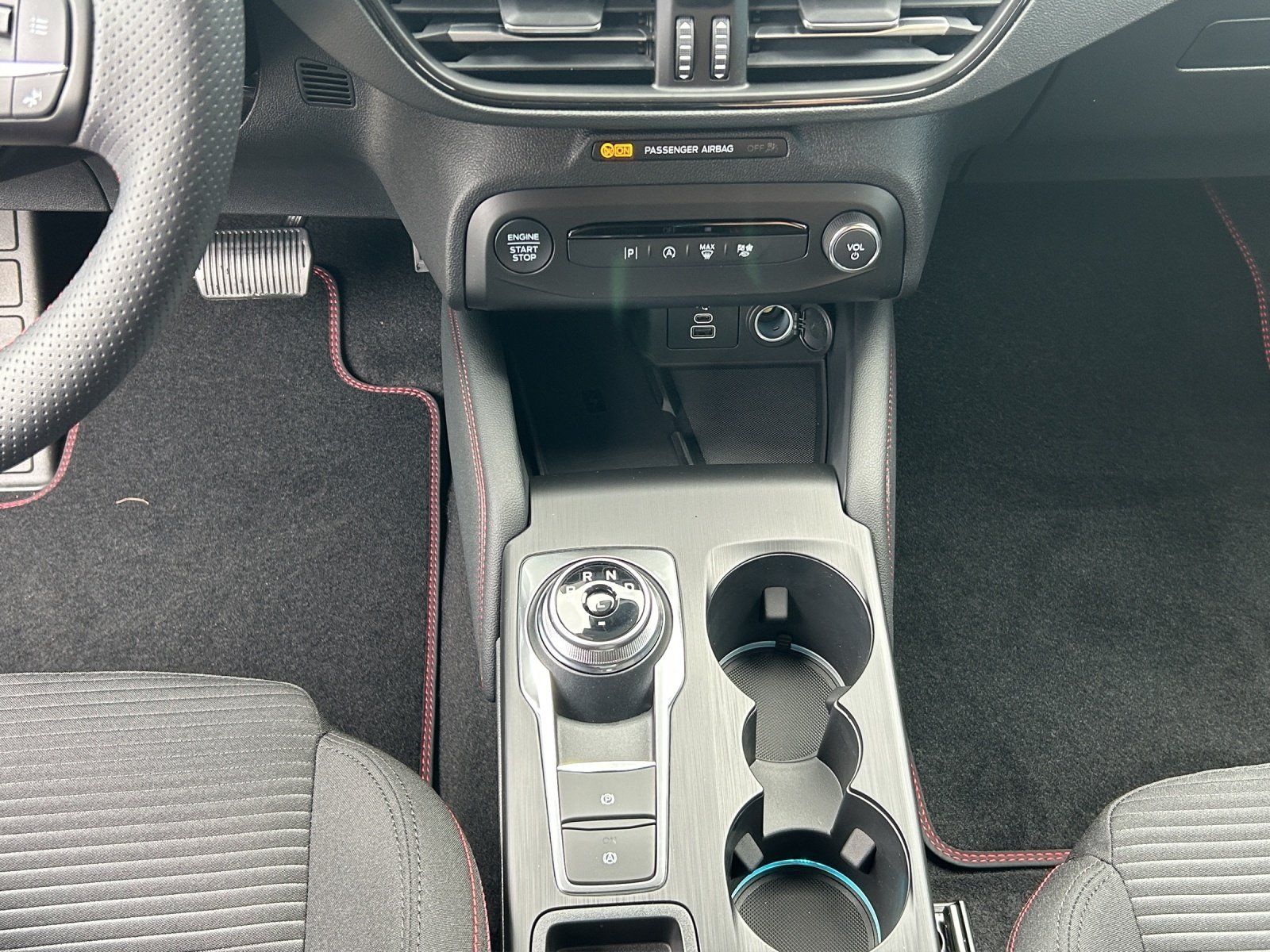 Fahrzeugabbildung Ford Focus ST-Line X Winter Pak. B+O HUD 18 Zoll PDC