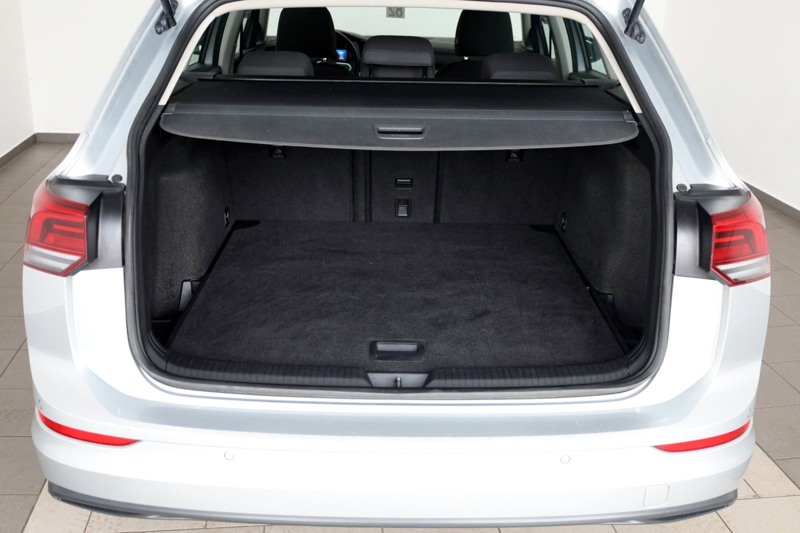 Fahrzeugabbildung Volkswagen Golf VIII Variant Life Navi,LED,PDC,Lane/Front A