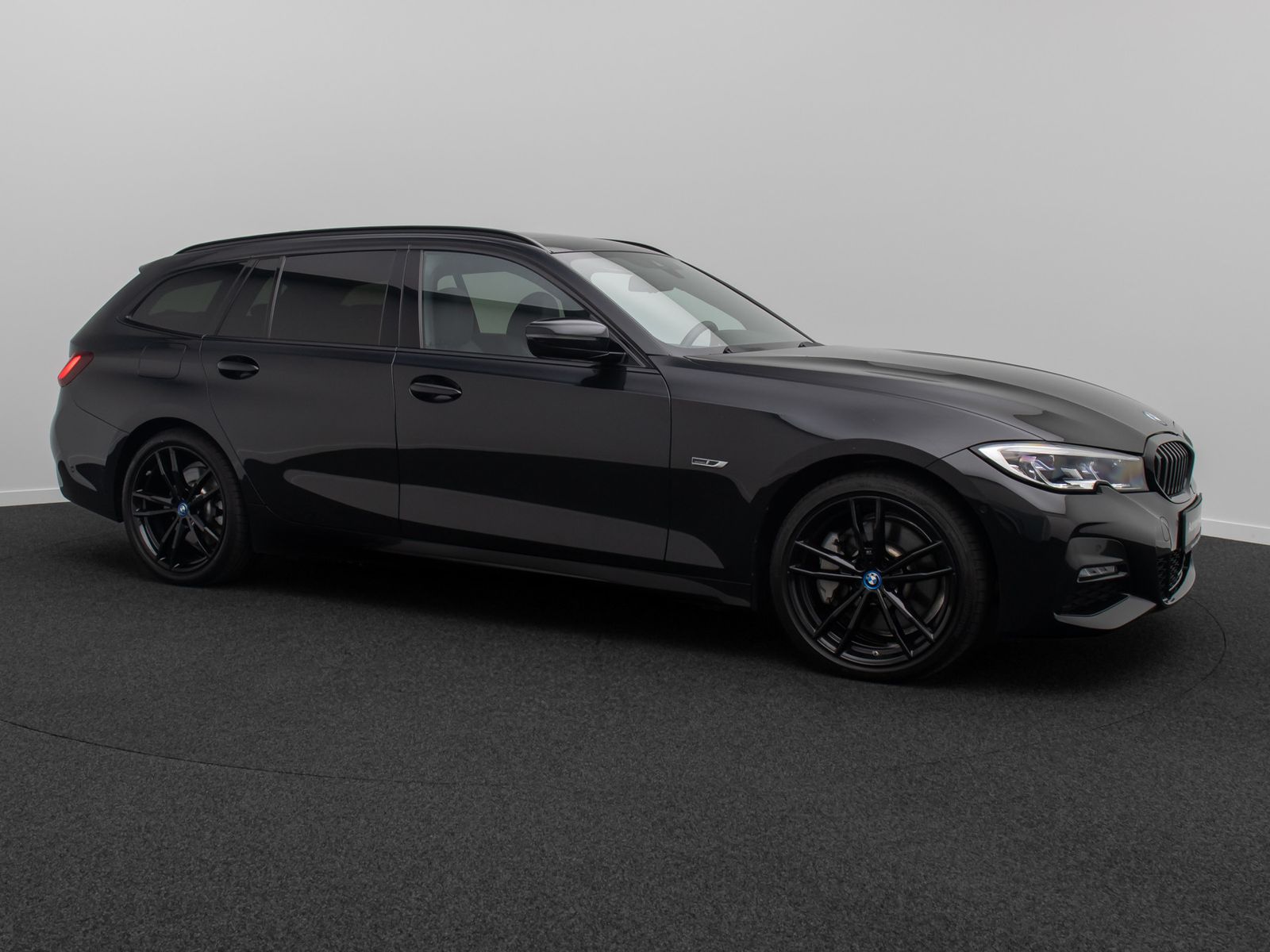 Fahrzeugabbildung BMW 330e M Sport DAB HiFi Laser HUD Panorama AHK 19"