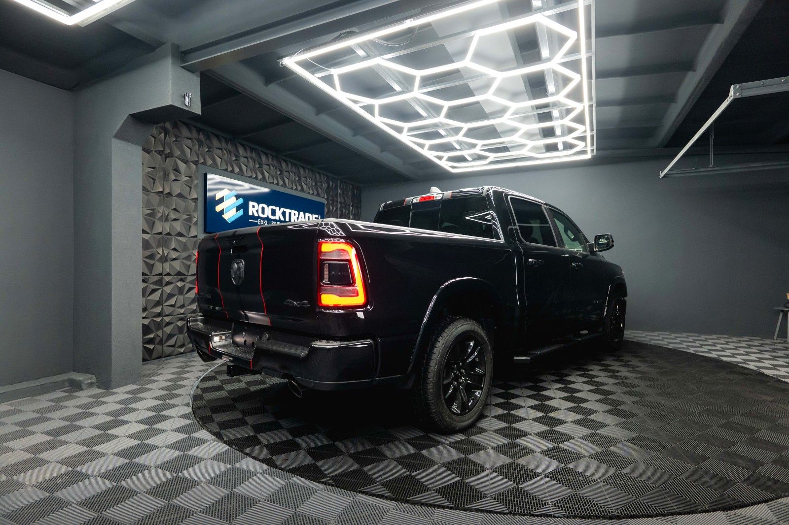 Fahrzeugabbildung Dodge RAM 5.7 V8 HEMI 4x4 LIMITED Style Night-Edition