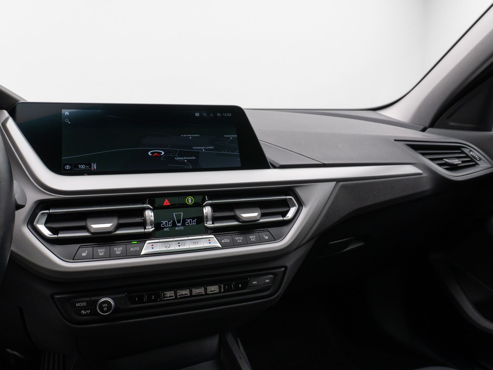 Fahrzeugabbildung BMW 118i Panorama Kamera Lenkrhzg DAB Komfort Sport