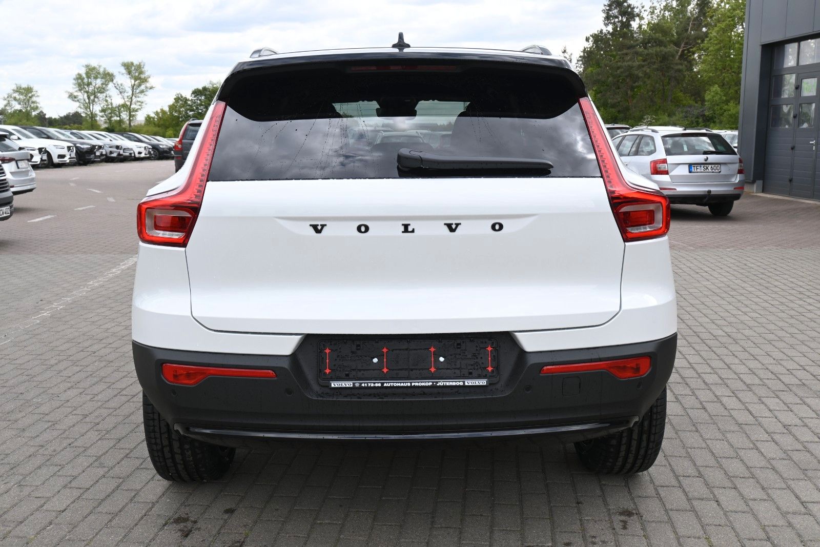 Fahrzeugabbildung Volvo XC40 B4 DKG Plus Black Edition*FSHZG*H&K*ACC*AHK