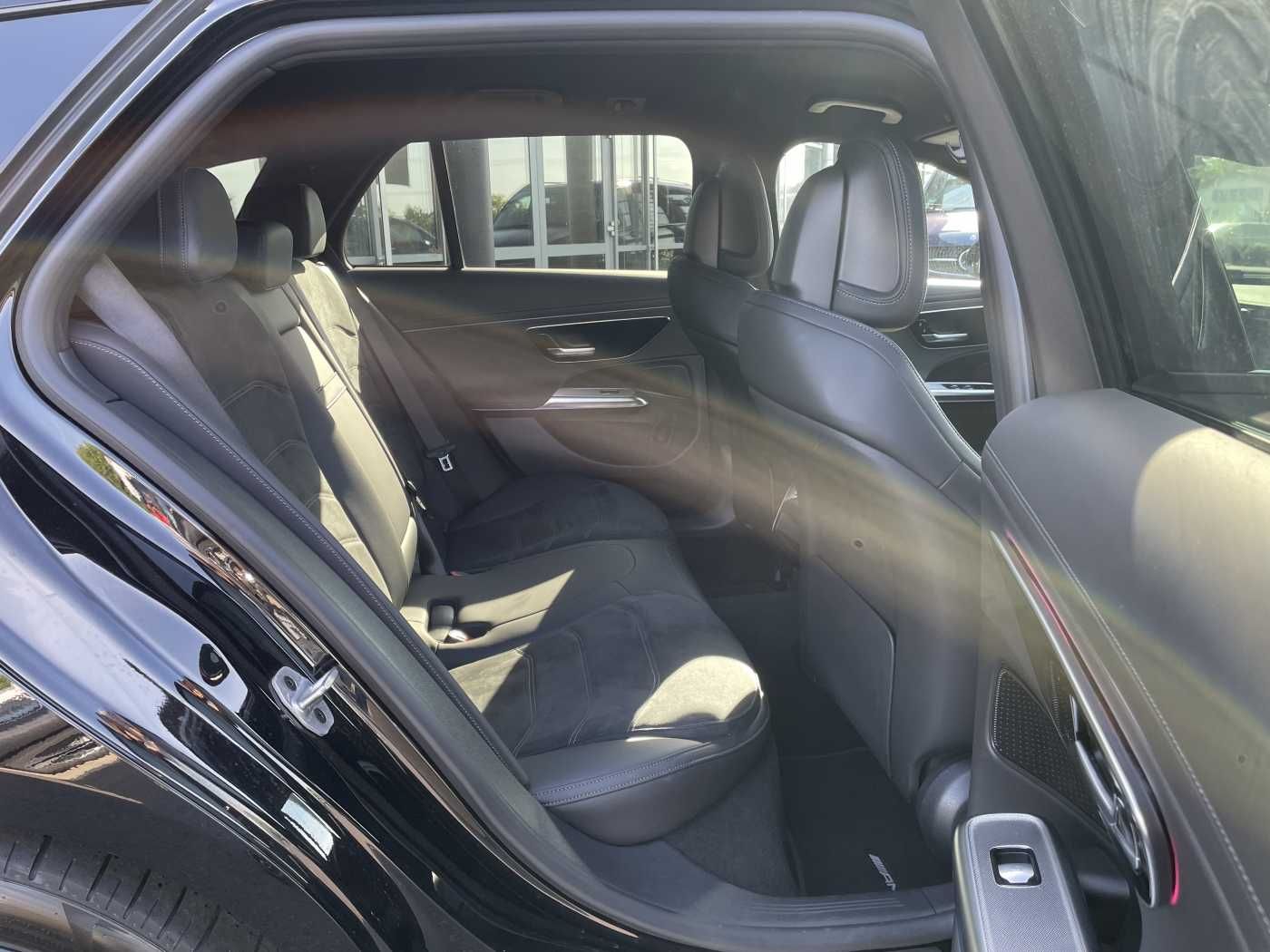 Fahrzeugabbildung Mercedes-Benz E 220 d T AMG-Line AHK+Distr+R-Kamera +Ambiente+