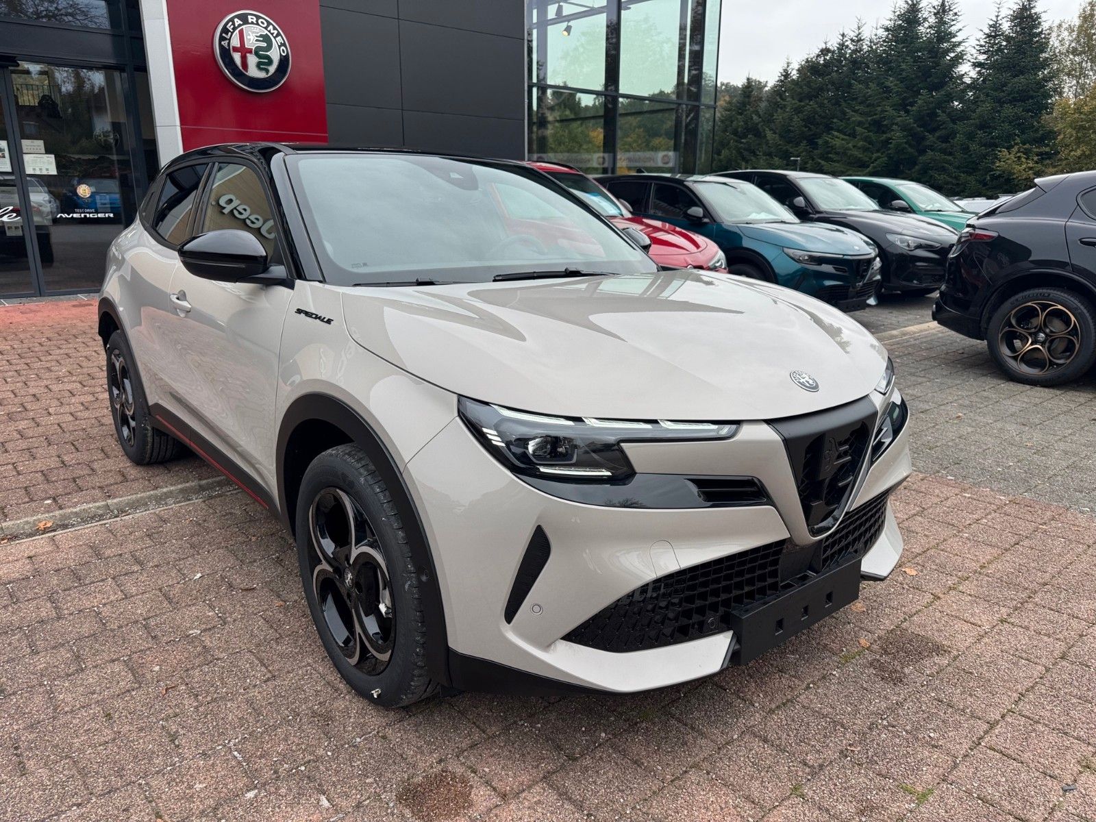 Fahrzeugabbildung Alfa Romeo Junior Ibrida Benzin Speciale 145PS Navi Kamera