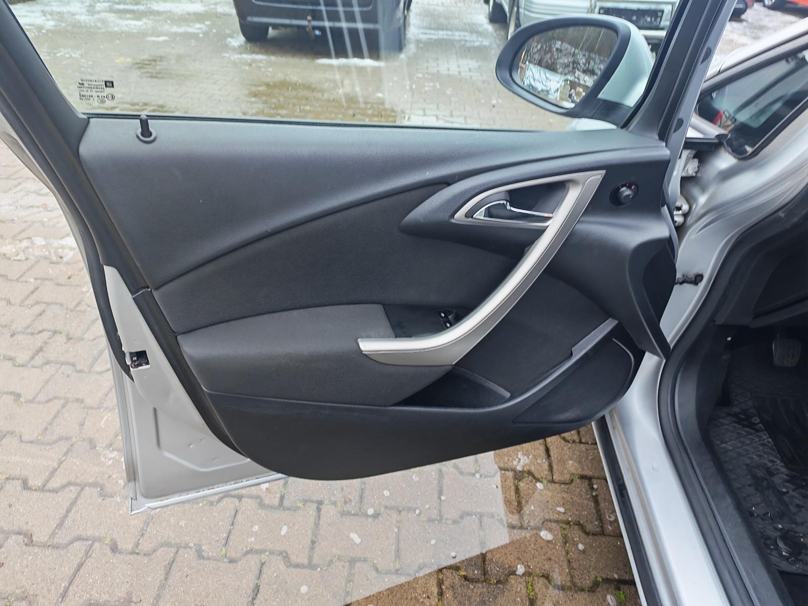 Opel Astra 2011 — photo 16