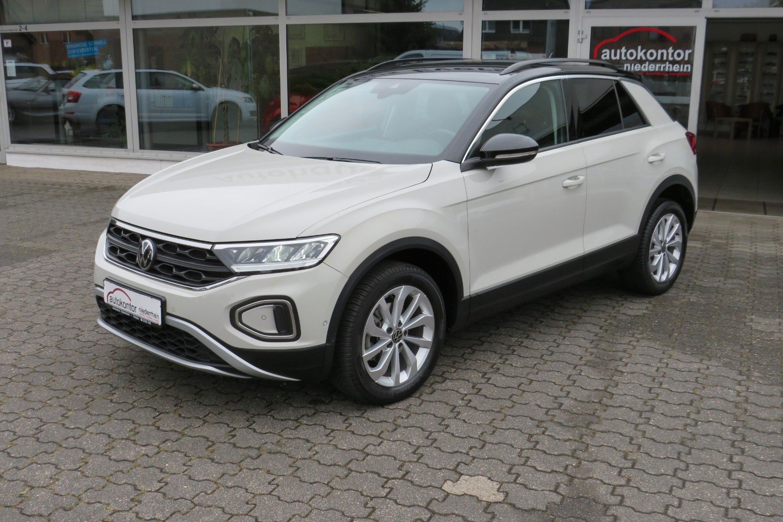 Fahrzeugabbildung Volkswagen T-Roc Life AHK ACC SITZH GJ NAVI APP 1.HD