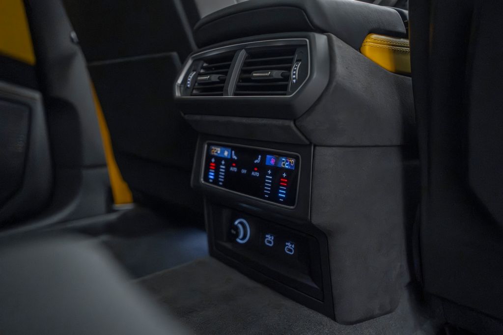 Urus 4.0 V8 SE 2026 BLACK/YELLOW AKRAPOVIC CARBO - Bild 22