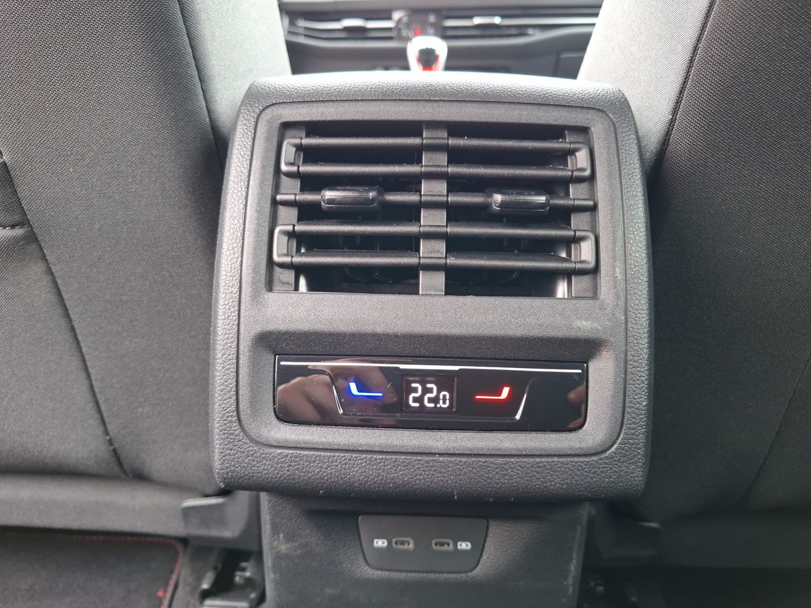 Fahrzeugabbildung Volkswagen Golf VIII GTI 1,99% Matrix AHK Navi AID RFK 19"