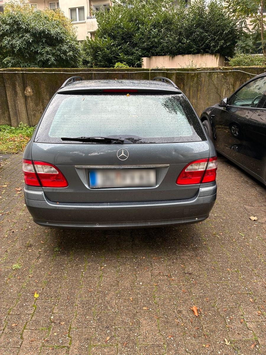 Mercedes-Benz E220 2005 — rear view