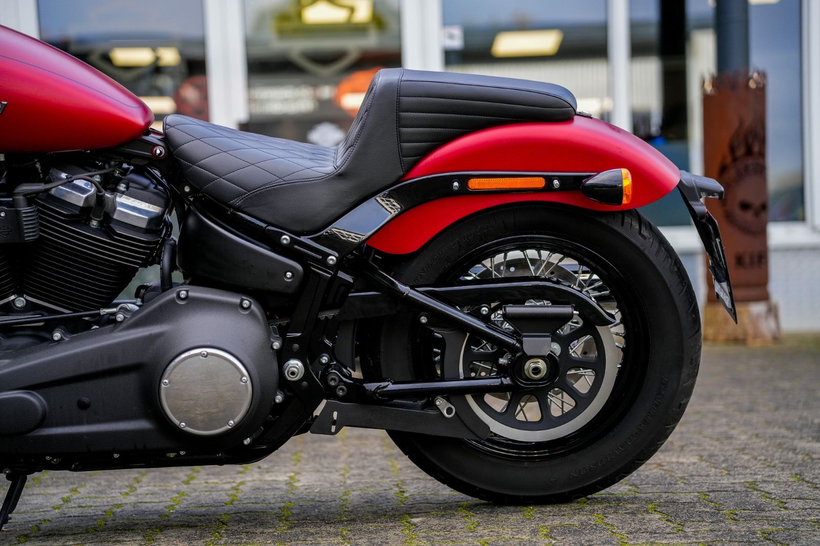Fahrzeugabbildung Harley-Davidson FXBB Street Bob Softail - Sissybar -Satteltasche