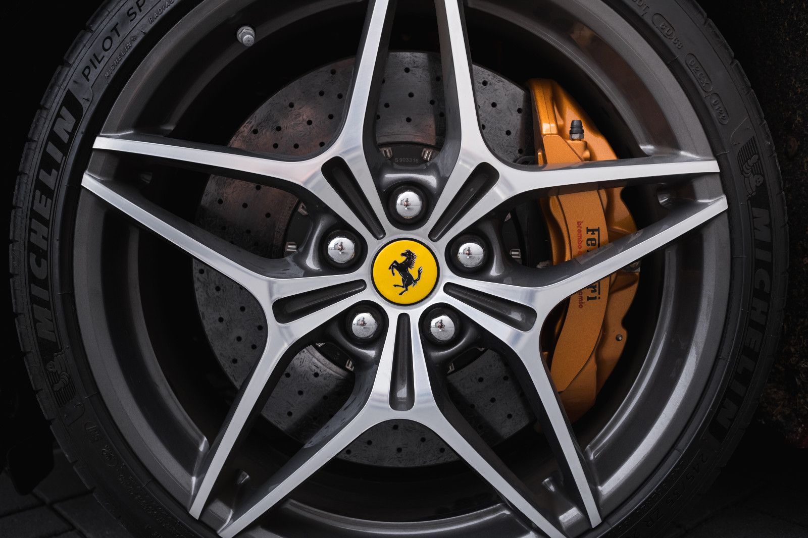 Fahrzeugabbildung Ferrari California T-erst 9.640km-Navigation-