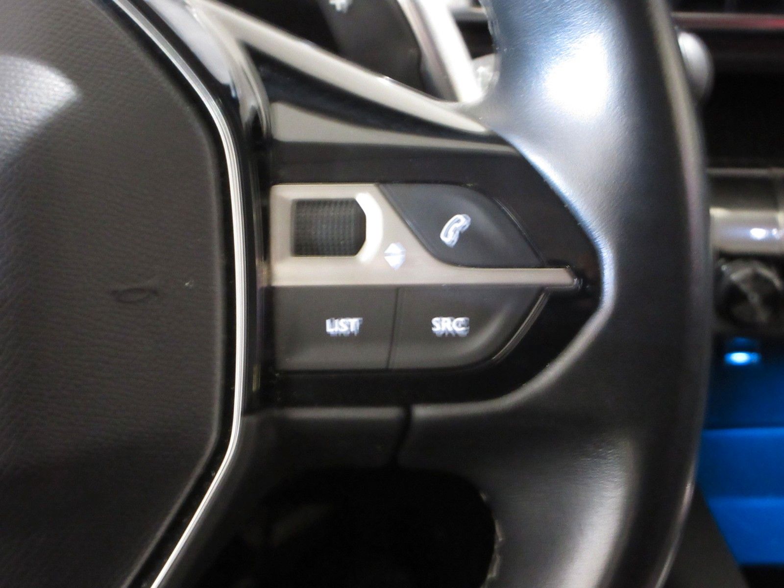 Fahrzeugabbildung Peugeot 5008 Allure 1.5D LED/NAVI/R´CAM/PDC/7-SITZ