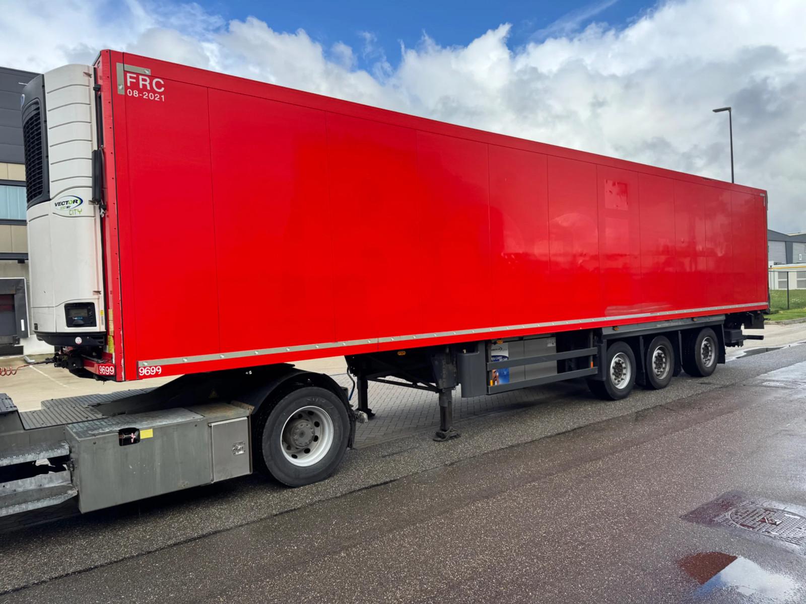 Schmitz Cargobull SCB*S3B MET GESTUURDE ACHTERAS