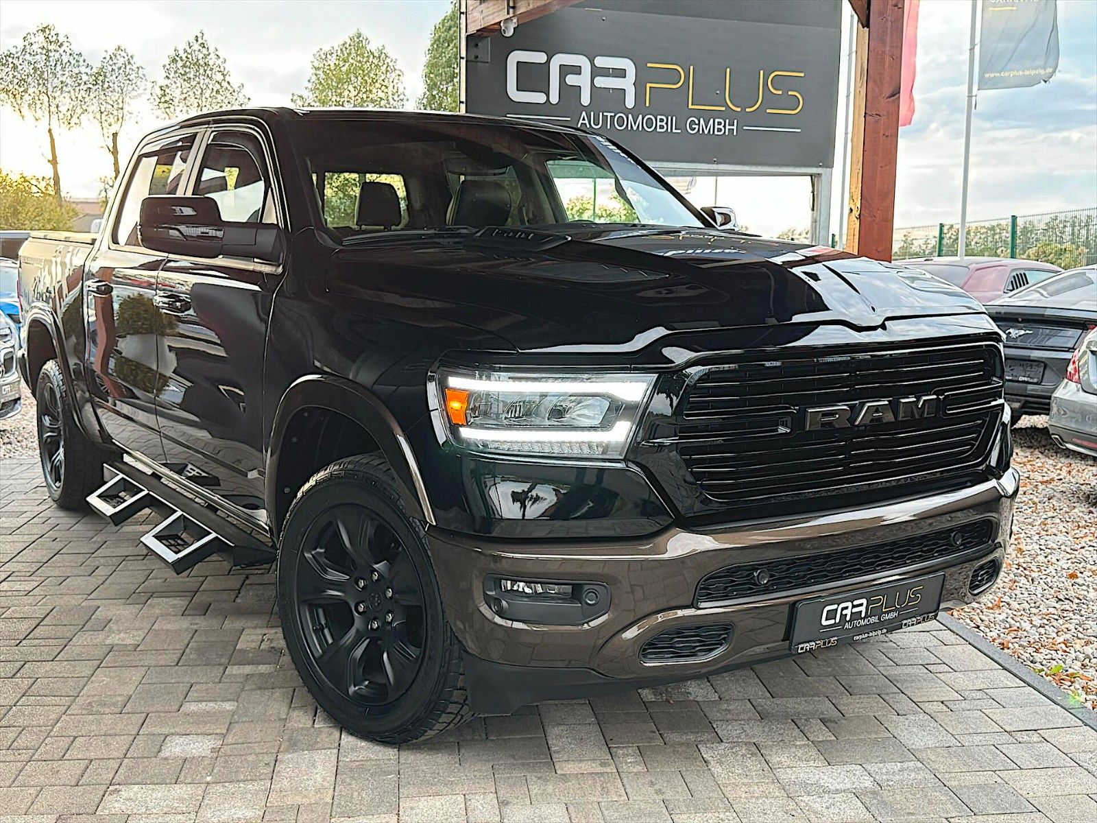 Fahrzeugabbildung Dodge RAM 5.7 V8 HEMI CrewCab NightEdition LARAMIE 4x4